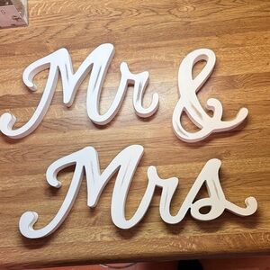 White 'Mr & Mrs' Wooden Sign